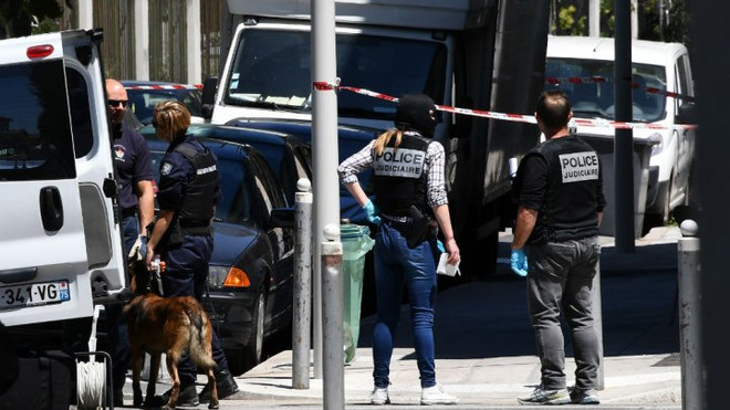 Cảnh sát Pháp. (Nguồn: France24.com) Cảnh sát bắt 8 kẻ có quan hệ với thủ phạm vụ tấn công tại Pháp ảnh 1