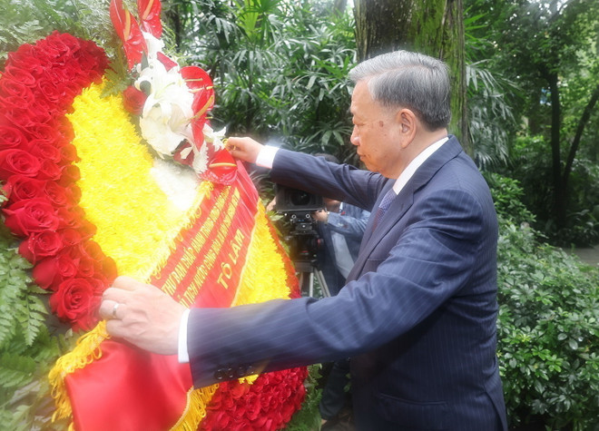 Tổng Bí thư, Chủ tịch nước Tô Lâm dâng hoa tưởng niệm Liệt sỹ Phạm Hồng Thái. (Ảnh: Trí Dũng/TTXVN) ttxvn_tong bi thu chu tich nuoc To lam 5.jpg