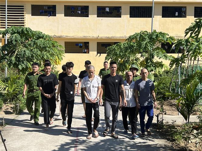 Các đối tượng sử dụng ma túy bị bắt giữ. (Ảnh: TTXVN phát) Thanh Hóa: Bắt quả tang nhóm đối tượng sử dụng ma túy tại quán karaoke ảnh 1