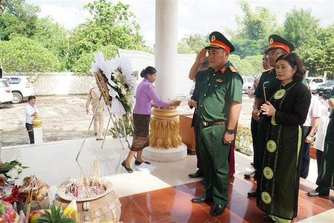 Dâng hương tưởng niệm các liệt sỹ Liên quân chiến đấu Lào-Việt ảnh 1