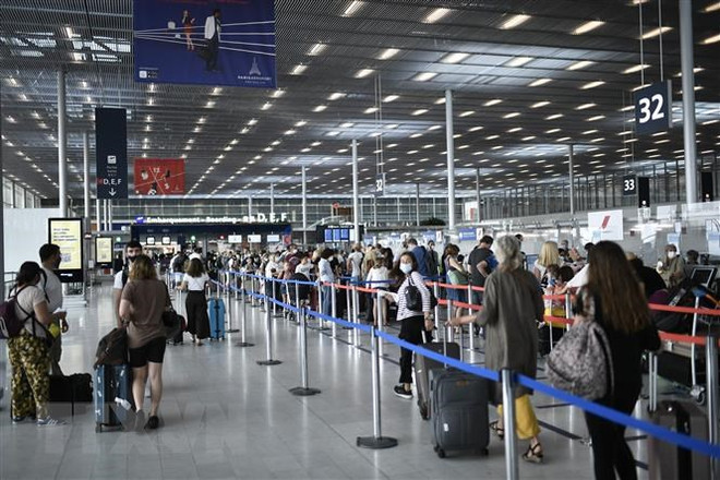 Hành khách xếp hàng tại sân bay Orly, phía nam thủ đô Paris, Pháp. (Ảnh: AFP/TTXVN) Pháp thông qua dự luật chấm dứt tình trạng khẩn cấp y tế về COVID-19 ảnh 1