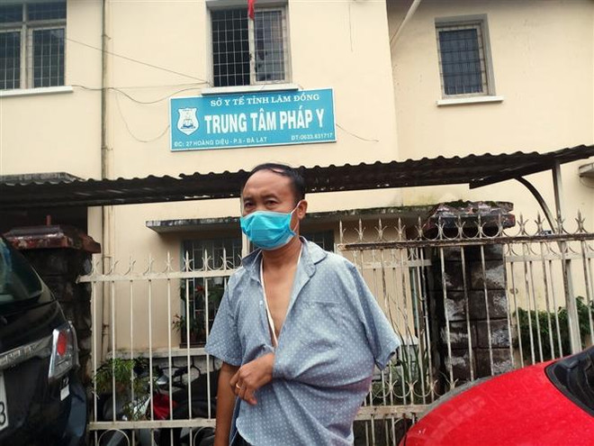 Ông Lê Văn Ba, trú tại xã Lộc Phú, huyện Bảo Lâm bị các đối tượng đánh gãy tay khi đang quay phim ghi lại hiện trường vụ phá rừng trái phép. (Ảnh: TTXVN phát) Vụ hành hung người tố giác phá rừng ở Lâm Đồng: Cưỡng chế nhiều hộ dân ảnh 1