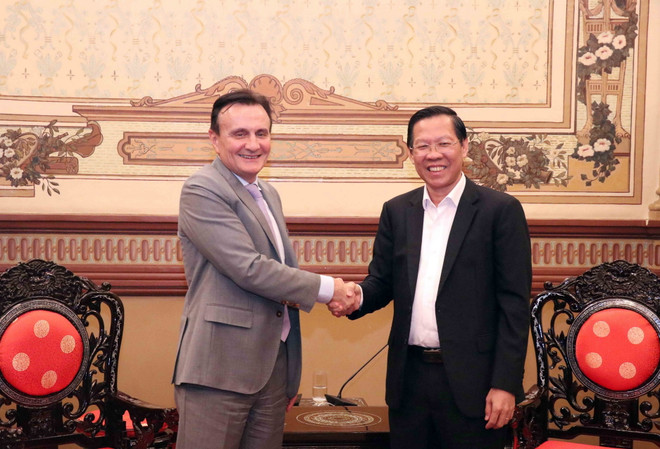 Ông Phan Văn Mãi (phải), Chủ tịch Ủy ban Nhân dân Thành phố Hồ Chí Minh tiếp ông Pascal Soriot (trái), Tổng Giám đốc Tập đoàn AstraZeneca. (Ảnh: Xuân Khu/TTXVN) TP.HCM và Tập đoàn AstraZeneca hợp tác phát triển ngành y tế ảnh 1