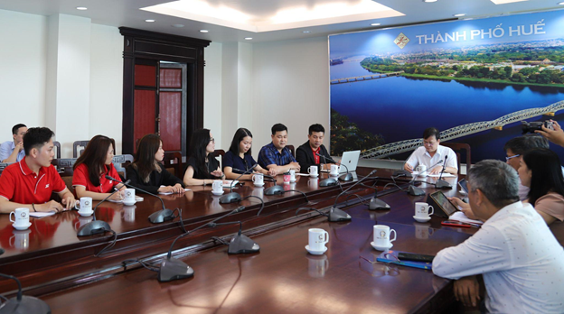 Buổi làm việc giữa J&T Express và Ủy ban Nhân dân thành phố Huế nhằm xây dựng giải pháp cụ thể cho vấn đề logistics tại địa phương. J&T Express hợp tác với Huế phát triển chiến lược 'địa phương hóa' ảnh 2