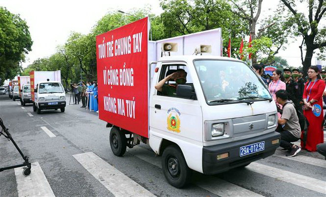 Diễu hành hưởng ứng Tháng hành động, phòng chống ma túy. (Ảnh: Phạm Kiên/TTXVN) Ban hành quy chế của Ủy ban Quốc gia phòng chống AIDS, ma túy, mại dâm ảnh 1