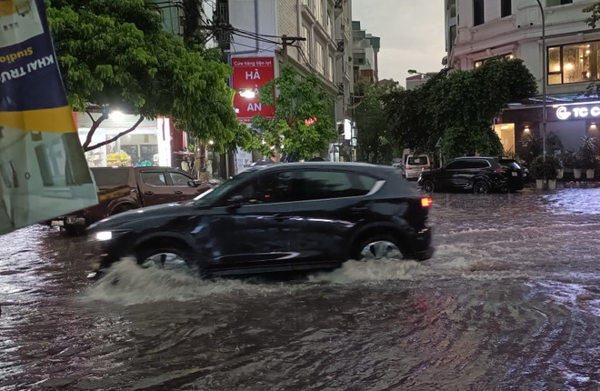 Một tuyến đường bị ngập sau cơn mưa lớn. (Ảnh: TTXVN phát) ttxvn_ngap sau 1.jpg