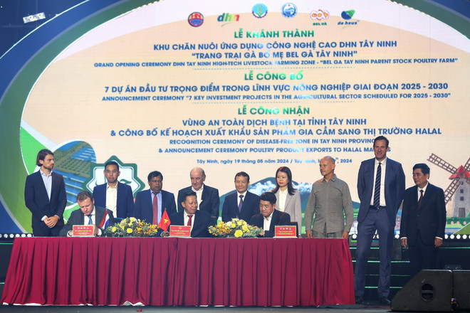Đại diện Ủy ban Nhân dân tỉnh Tây Ninh, Tập đoàn Hùng Nhơn và Công ty ORVIA Việt Nam ký biên bản ghi nhớ hợp tác (MoU) đầu tư phát triển sản phẩm vịt giống, vịt thịt và sản xuất phân bón hữu cơ đạt chuẩn Organic. (Ảnh: Giang Phương/TTXVN) ttxvn_an toan dich benh 2.jpg