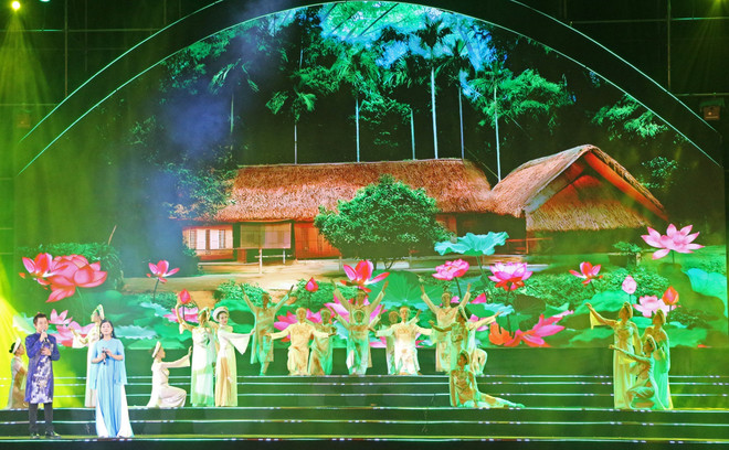 Chương trình nghệ thuật đặc biệt gồm 3 phần: Tháng Năm nhớ Bác; Hội làng bên sông Lam và Từ Làng Sen đến Thành phố Hồ Chí Minh. (Ảnh: Bích Huệ/TTXVN) ttxvn_lang sen (3).jpg