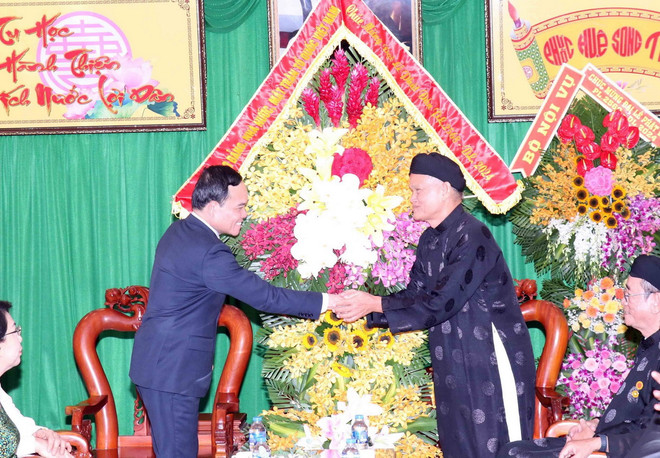 Phó Thủ tướng Chính phủ Trần Lưu Quang đến thăm, chúc mừng Đại lễ Phật đản tại Ban Trị sự Trung ương Tịnh độ Cư sỹ Phật hội Việt Nam. (Ảnh: Xuân Khu/TTXVN) ttxvn_pho thu tuong tran luu quang.jpg
