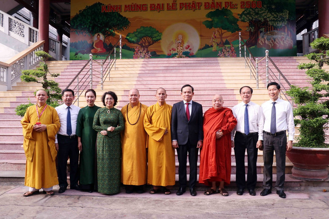 Phó Thủ tướng Chính phủ Trần Lưu Quang thăm chúc mừng các chư tôn đức giáo phẩm tại Văn phòng 2 Trung ương Giáo hội Phật giáo Việt Nam. (Ảnh: Xuân Khu/TTXVN) ttxvn_giao hoi phat giao 3.jpg