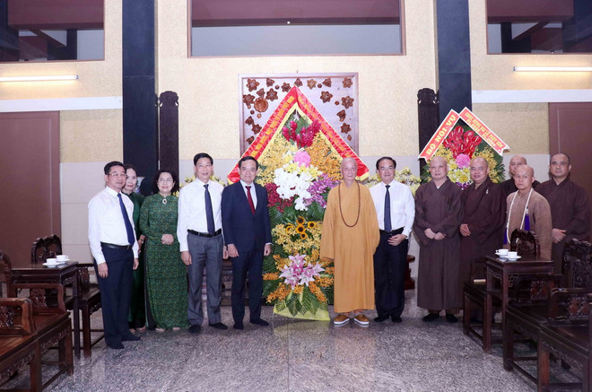 Phó Thủ tướng Chính phủ Trần Lưu Quang thăm chúc mừng Đại lão Hòa thượng Thích Trí Quảng, Pháp chủ Giáo hội Phật giáo Việt Nam nhân đại lễ Phật đản tại chùa Huê Nghiêm. (Ảnh: Xuân Khu/TTXVN) ttxvn_giao hoi phat giao 2.jpg