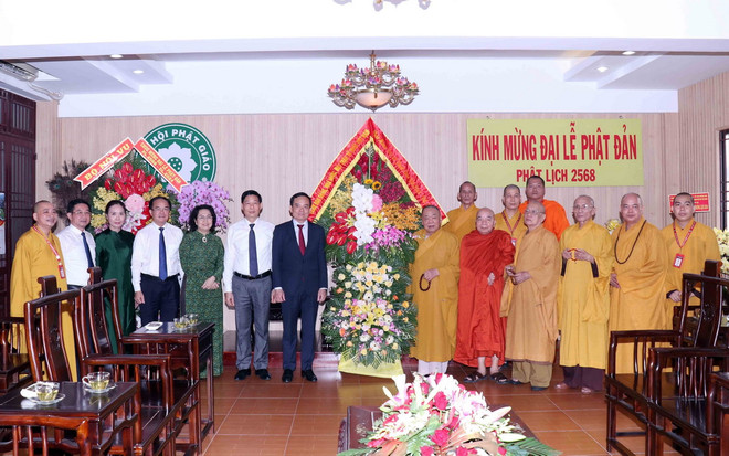 Phó Thủ tướng Chính phủ Trần Lưu Quang thăm chúc mừng các chư tôn đức giáo phẩm tại Văn phòng 2 Trung ương Giáo hội Phật giáo Việt Nam. (Ảnh: Xuân Khu/TTXVN) ttxvn_giao hoi phat giao 1.jpg