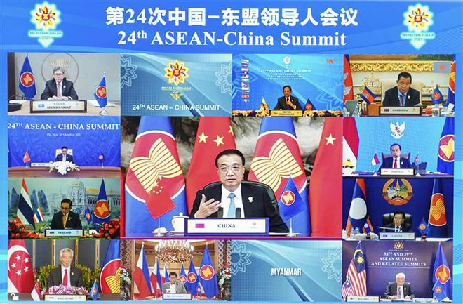 Thủ tướng Trung Quốc Lý Khắc Cường (giữa) dự Hội nghị Cấp cao ASEAN-Trung Quốc lần thứ 24 diễn ra dưới hình thức trực tuyến. (Ảnh: THX/TTXVN) Campuchia kêu gọi tăng cường quan hệ giữa ASEAN với các đối tác ảnh 2
