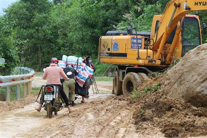 Quảng Ngãi khắc phục, thông tuyến điểm sạt lở ở các huyện miền núi ảnh 1