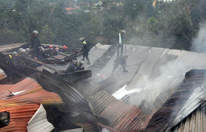 Cháy kho nguyên liệu làm hương kèm tiếng nổ lớn, 2 người bị thương ảnh 1