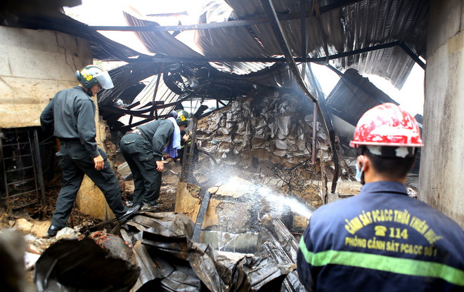 Cháy kho nguyên liệu làm hương kèm tiếng nổ lớn, 2 người bị thương ảnh 2