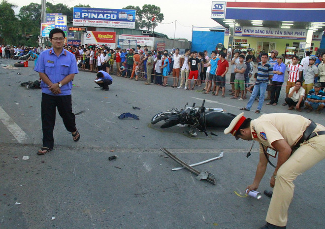 Xe khách đâm xe bốn chỗ và hàng loạt xe máy, 2 bé gái tử vong ảnh 1