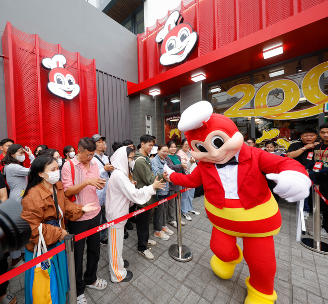 Jollibee greets fans as Jollibee Vietnam inaugurates its 200th store—Jollibee’s biggest store network outside the Philippines.