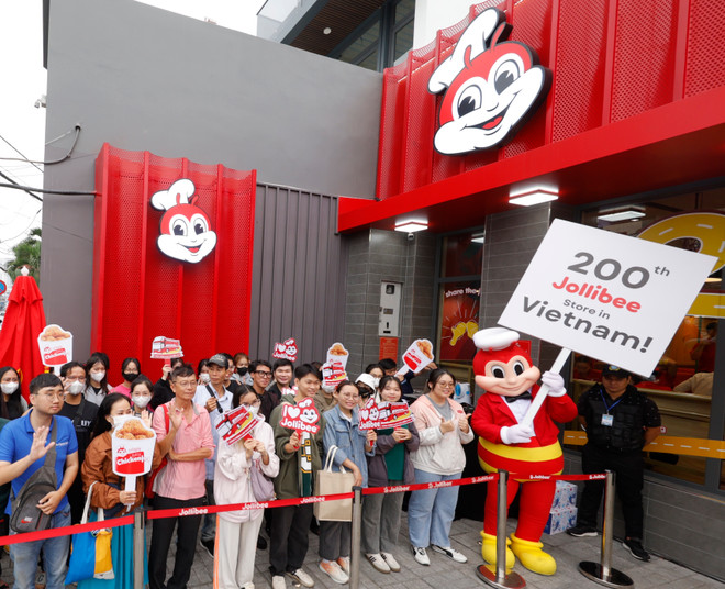 Vietnamese customers eagerly await as Jollibee Vietnam celebrates its 200th store on December 12, 2024 at 704 Hau Giang Street, Ward 12, District 6, Ho Chi Minh City.