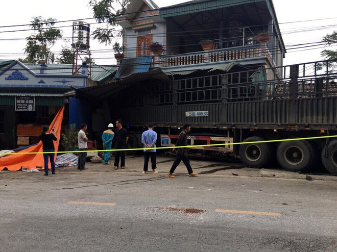 Xe đầu kéo đâm vào nhà dân, cuốn hai người phụ nữ vào gầm ảnh 1