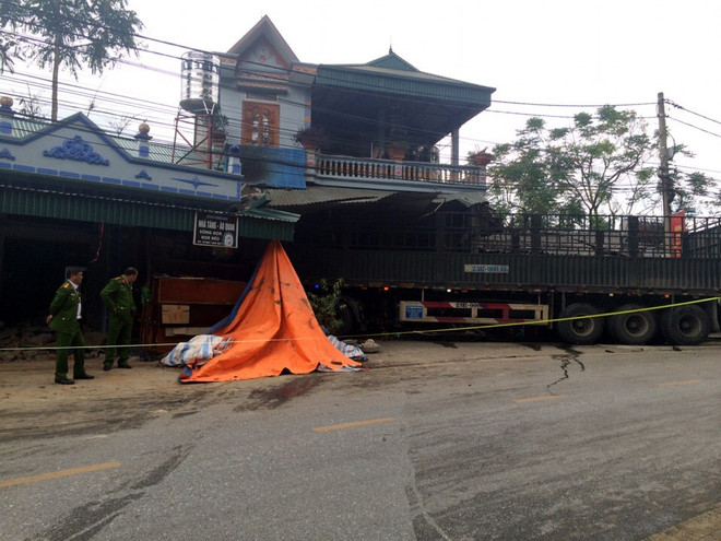 Xe đầu kéo đâm vào nhà dân, cuốn hai người phụ nữ vào gầm ảnh 2