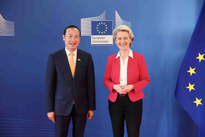 Đại sứ Nguyễn Văn Thảo và Chủ tịch EC, Ursula von der Leyen. (Ảnh: TTXVN phát) Chủ tịch EC: EU luôn coi trọng vai trò, vị thế của Việt Nam ảnh 2