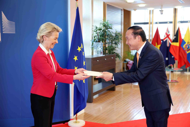 Đại sứ Nguyễn Văn Thảo trình Thư ủy nhiệm lên Chủ tịch EC, Ursula von der Leyen. (Ảnh: TTXVN phát) Chủ tịch EC: EU luôn coi trọng vai trò, vị thế của Việt Nam ảnh 1