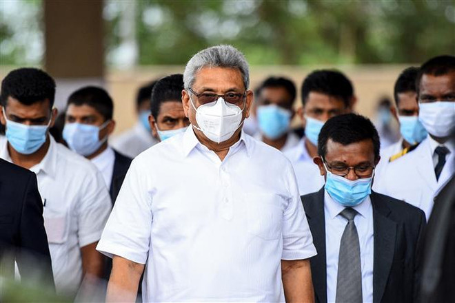 Tổng thống Sri Lanka Gotabaya Rajapaksa (giữa) tại một sự kiện ở thủ đô Colombo, ngày 28/5/2020. (Ảnh: AFP/TTXVN) Sri Lanka: Đơn từ chức của Tổng thống Rajapaksa được chấp nhận ảnh 1