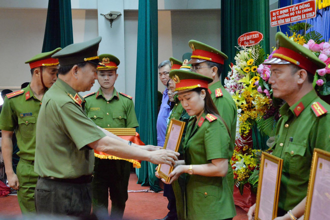 Khen thưởng hai đơn vị trong vụ bắt giữ gần 900 bánh heroin ảnh 1