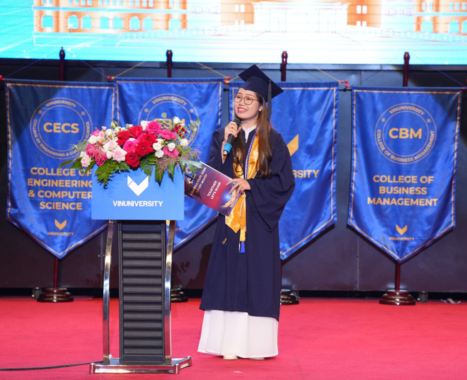 Được VinUni chắp cánh, 32% tân khoa sẽ chính thức hành trình lập nghiệp khi đã được các Tập đoàn toàn cầu như McKinsey, Boston Consulting Group, National Australia Bank, Woori Bank, Google, Bosch, Akzo Nobel, IBM, Alphasights… và các doanh nghiệp, tập đoàn công nghệ và định chế tài chính hàng đầu Việt Nam mời làm việc từ lúc chưa tốt nghiệp với mức lương và đãi ngộ hấp dẫn. “Nếu được chọn một hình ảnh để miêu tả hành trình của mình tại VinUni, với em, đó là một 'đôi cánh kỳ diệu.' Hành trình ấy thật kỳ diệu vì chúng em - ngay từ khi còn là sinh viên năm nhất, đã nhận được cơ hội thực tập và được cố vấn cá nhân từ các doanh nghiệp danh tiếng, hoặc ra mắt những bài nghiên cứu đầu tiên với top 2% những nhà nghiên cứu hàng đầu thế giới… Chúng em không thể trở thành những nhân tài trong tương lai, nếu không có những cơ hội toàn diện đó," Vân Anh, cựu sinh viên Viện Quản trị Kinh doanh, đại diện cho các tân cử nhân, bày tỏ sự biết ơn. Anh 7.jpg