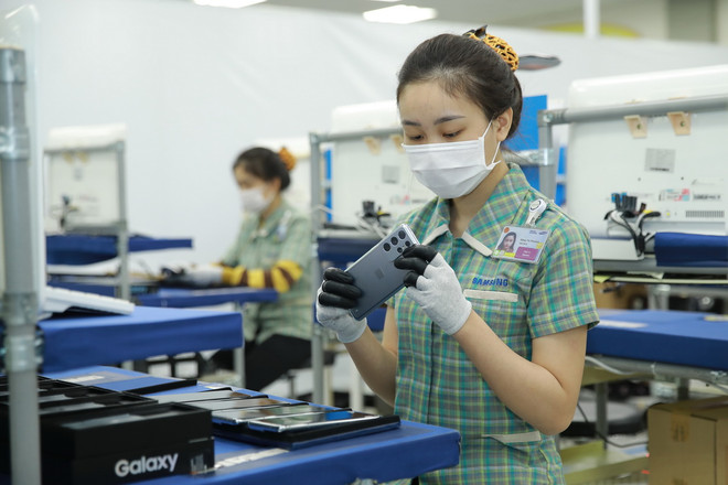 Lắp ráp điện thoại thông minh tại Công ty Samsung Electronic Việt Nam Thái Nguyên-Khu Công nghiệp Yên Bình, Thái Nguyên. (Ảnh: Hoàng Nguyên/TTXVN) ttxvn_samsung.jpg