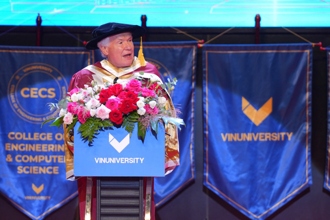 Một vị khách đặc biệt - Giáo sư David Neil Payne đến từ Đại học Southampton (Anh), nhà khoa học nổi tiếng thế giới với thành tựu hơn 50 năm nghiên cứu quang học chia sẻ tại Lễ tốt nghiệp: 'Tất cả các em đều có thể phấn đấu để trở thành chủ nhân của giải thưởng VinFuture trong tương lai và tôi hiểu rằng một tỷ lệ đáng kể trong số các em đang trên đường đến điều đó, vì sau khi tốt nghiệp các em sẽ bước vào các công ty khởi nghiệp hoặc có những phát minh, dự án của riêng mình.' Anh 3.JPG