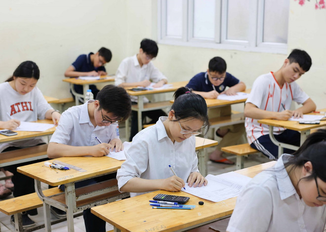 Thí sinh tại điểm thi Trường Trung học Phổ thông Lê Quý Đôn, quận Đống Đa. (Ảnh: Thanh Tùng/TTXVN) ttxvn_tuyen sinh lop 10_2.jpg