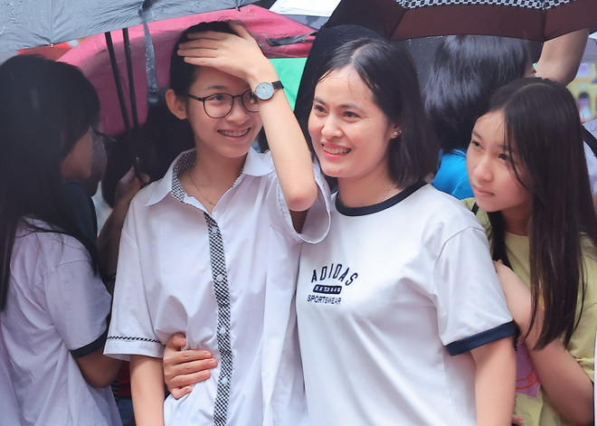 Niềm vui của mẹ và con sau khi kết thúc tốt đẹp kỳ thi. (Ảnh: Hoàng Hiếu/TTXVN) ttxvn_tuyen sinh lop 10_3.jpg