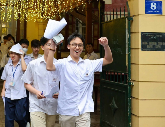 Thí sinh phấn khởi hoàn thành Kỳ thi tuyển sinh vào lớp 10 công lập không chuyên. (Ảnh: Thanh Tùng/TTXVN) ttxvn_tuyen sinh lop 10.jpg