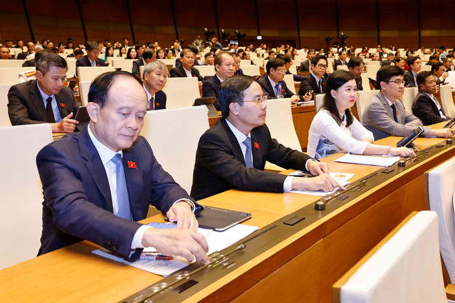 Đại biểu Quốc hội biểu quyết thông qua một số luật và nghị quyết. (Ảnh: Doãn Tấn/TTXVN) ttxvn_hop quoc hoi 2.jpg
