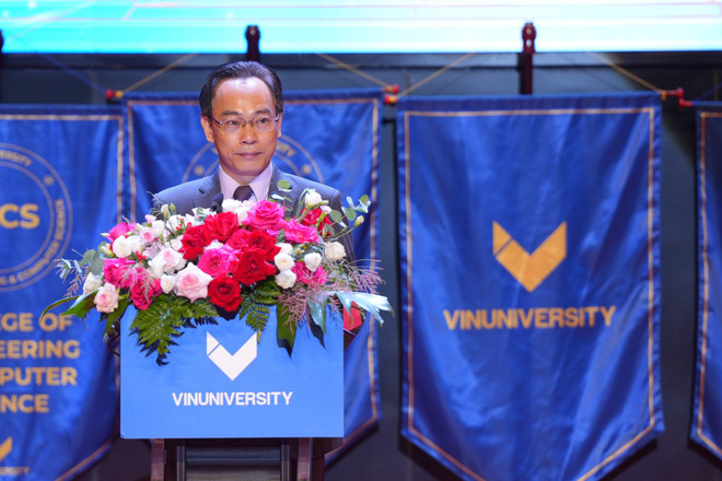 Ghi nhận sự đóng góp của một trường đại học tư thục dù còn non trẻ trong sự phát triển chung của giáo dục đại học Việt Nam, Thứ trưởng Bộ Giáo dục và Đào tạo, Phó Giáo sư-Tiến sỹ Hoàng Minh Sơn chúc mừng những thành quả mà VinUni đã đạt được. Anh 5.jpg