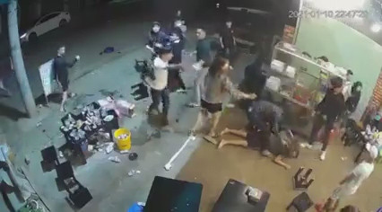 Đồng Nai: Tạm giữ 6 đối tượng đánh người dã man ở quán nhậu ảnh 1