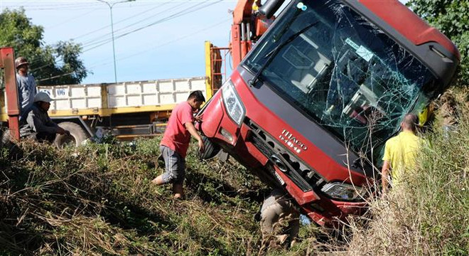 Xe giường nằm lật trên cao tốc đi Đà Lạt, hành khách thoát nạn ảnh 1