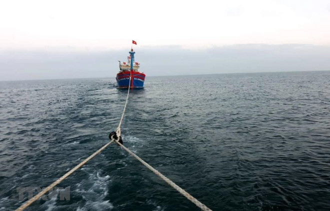 Tàu Trường Sa 18 lai kéo tàu cá Khánh Hòa gặp sự cố trên biển ảnh 1