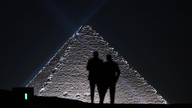 Biểu diễn thời trang và âm nhạc bên cạnh các kỳ quan cổ đại tại Ai Cập ảnh 1
