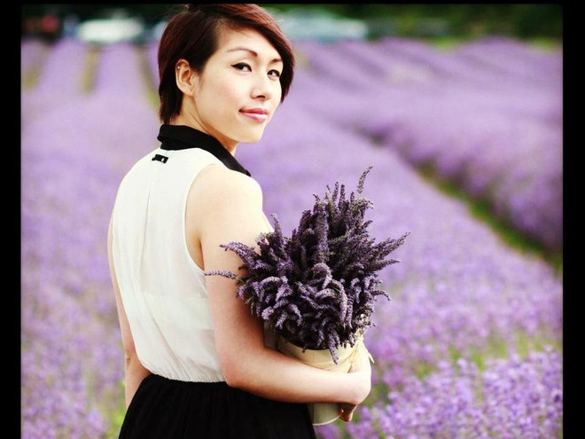 Du khách đến với cánh đồng hoa oải hương ở London. (Ảnh: Huyen Liu) Tốp ba điểm đến ngắm hoa oải hương đẹp nhất mùa Hè ảnh 1
