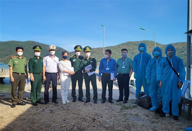 Bình Định: Bàn giao 3 thuyền viên nước ngoài gặp nạn trên biển ảnh 1