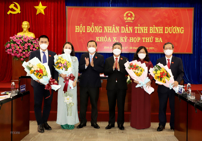 Ông Nguyễn Văn Dành (ngoài cùng bên phải) được phê chuẩn giữ chức Phó Chủ tịch UBND tỉnh Bình Dương. (Nguồn: TTXNV) Phê chuẩn kết quả bầu bổ sung Phó Chủ tịch UBND tỉnh Bình Dương ảnh 1