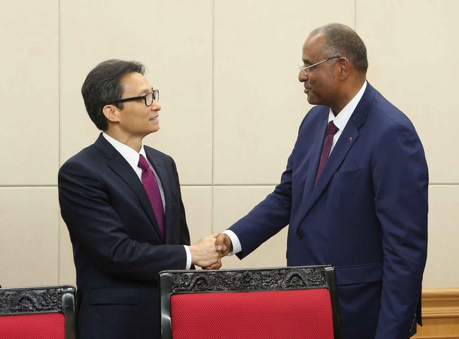 Phó Thủ tướng Vũ Đức Đam tiếp Đoàn cán bộ cấp cao Chính phủ Cộng hòa Côte d'Ivoire, do ông Achi Patrich, Bộ trưởng, Tổng Thư ký Cộng hòa Côte d'Ivoire làm trưởng đoàn. (Ảnh: Doãn Tấn/TTXVN) Chia sẻ kinh nghiệm triển khai chính phủ điện tử với Côte d'Ivoire ảnh 1