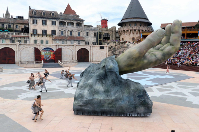 Độc đáo chương trình 'Vũ hội ánh dương' trên Ba Na Hills ảnh 1