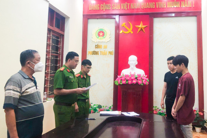 Các đối tượng tại cơ quan điều tra. (Ảnh: Công an thành phố Móng Cái) Quảng Ninh: Khởi tố nhóm 'quái xế' gây mất trật tự ở Móng Cái ảnh 1