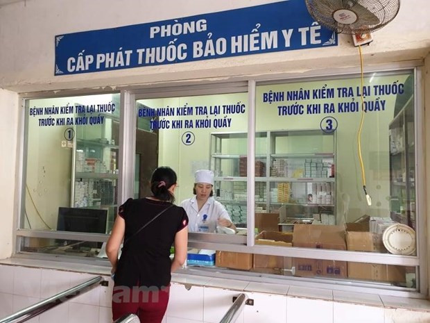 Bệnh nhân khám chữa bệnh lấy thuốc từ bảo hiểm y tế. (Ảnh: PV/Vietnam+) Phó Thủ tướng: Chia sẻ rủi ro, điều trị cho người không may mắn ảnh 1