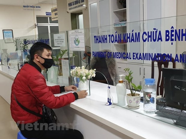 Người dân làm thủ tục khám chữa bệnh. (Nguồn: Vietnam+) Phó Thủ tướng: Chia sẻ rủi ro, điều trị cho người không may mắn ảnh 2