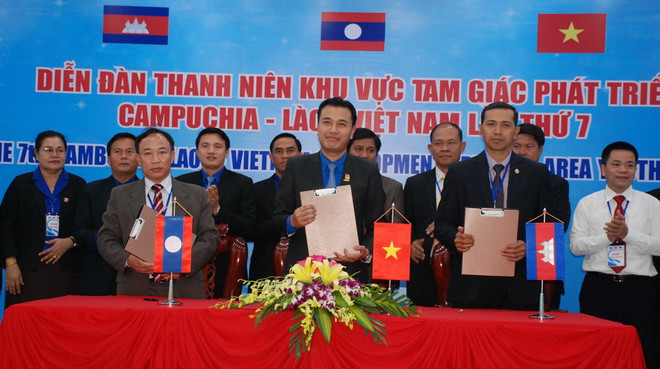 Quang cảnh ký kết biên bản tuyên bố chung diễn đàn thanh niên Khu vực Tam giác phát triển. (Ảnh: TTXVN) Tuyên bố chung Diễn đàn thanh niên Khu vực Tam giác phát triển CLV ảnh 1